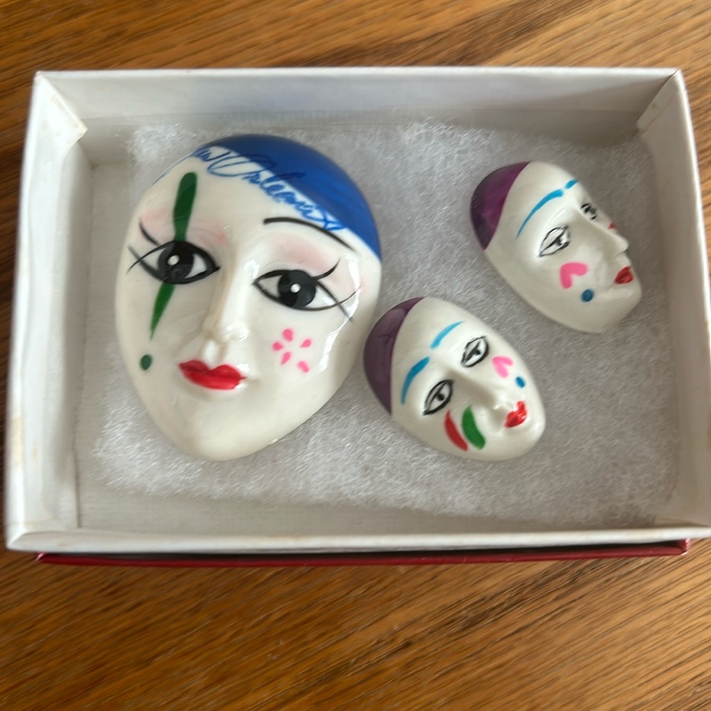 Painted mask earring & pin